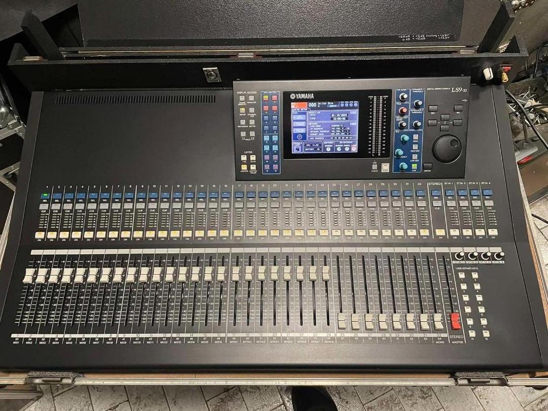 Yamaha digital mischpult LS9 32 and 2 SB168 stagebox and My8 card
